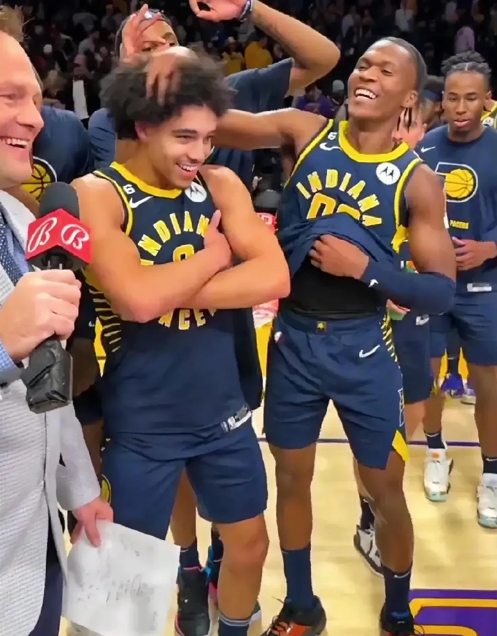 包含尼日利亚男篮绝杀加拿大男篮，艾顿送出助攻的词条