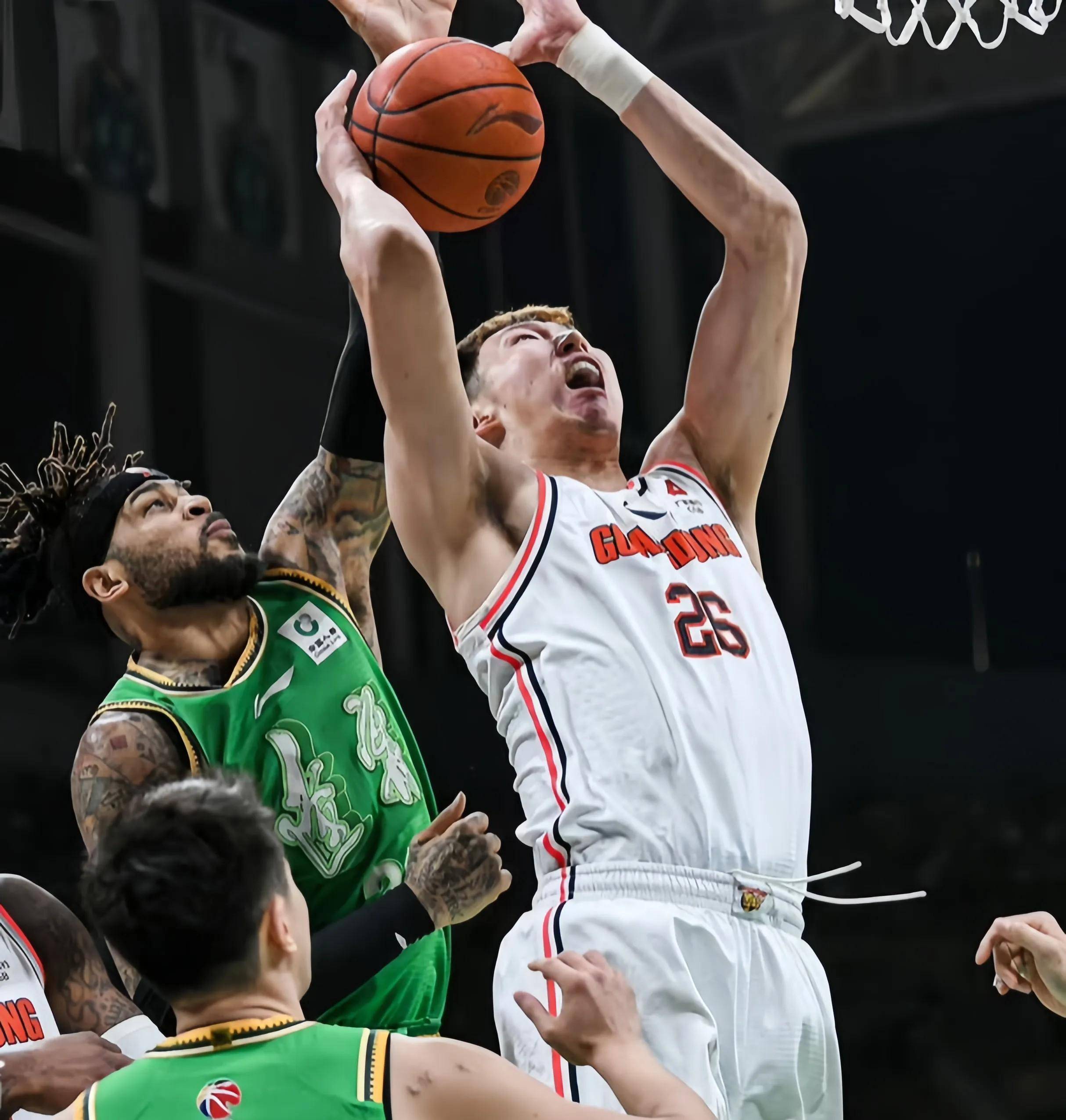 中国篮球联赛燃情开赛，球场上一幕幕精彩绝伦的简单介绍