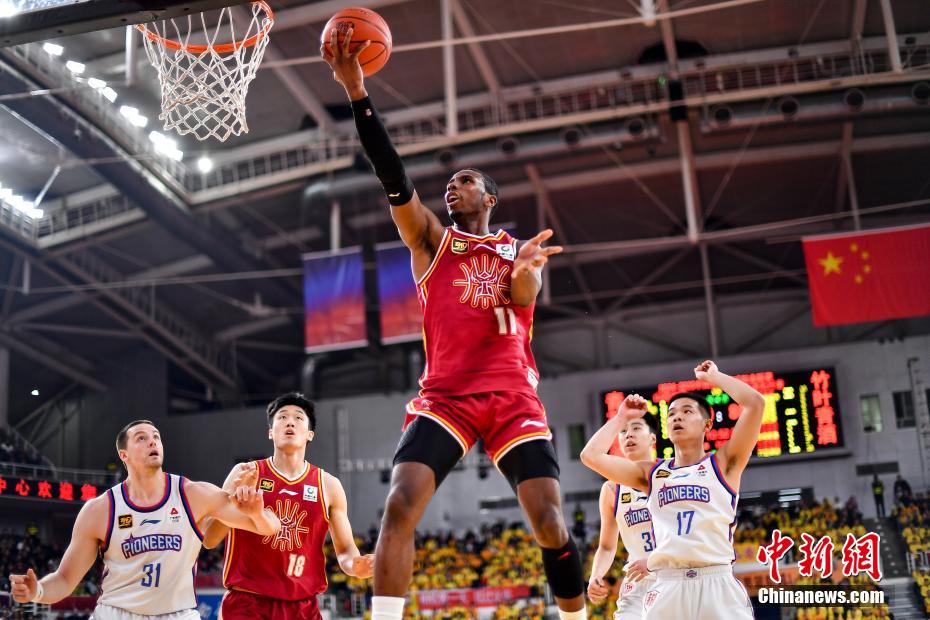 职业联赛升班夺冠赛场激烈战斗，球员拼尽全力的简单介绍