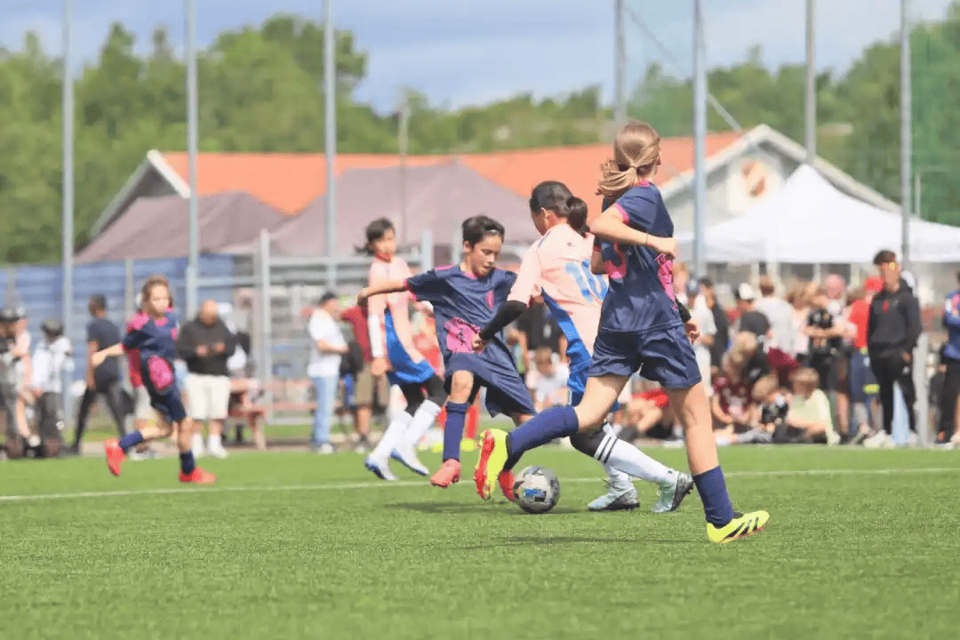 包含精彩的足球比赛场面让全场观众沸腾起来的词条