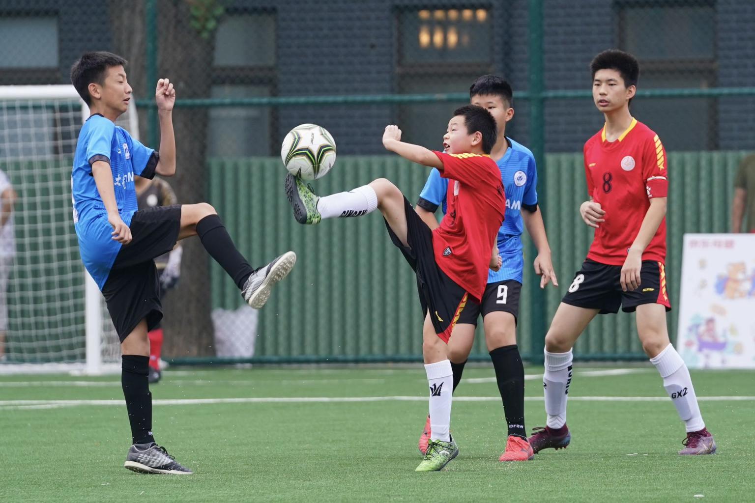 包含精彩的足球比赛场面让全场观众沸腾起来的词条