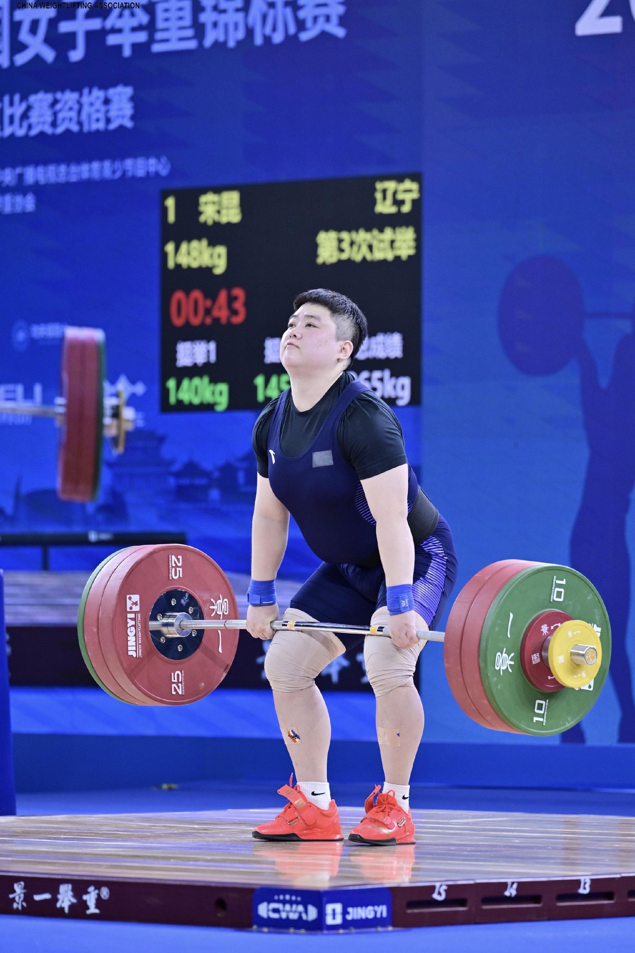 举重选手以实力碾压对手，轻松夺得桂冠的简单介绍