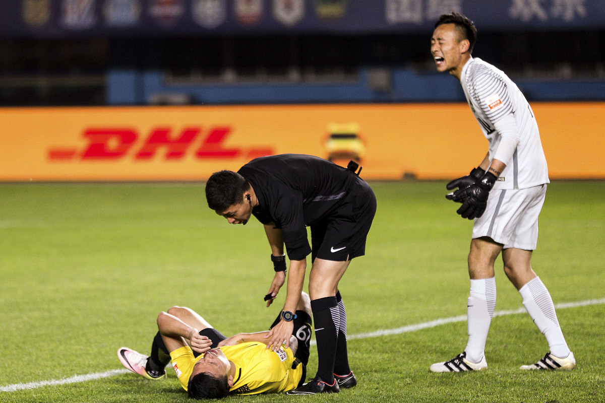 关于里昂后卫因伤倒下，球队战力受影响的信息