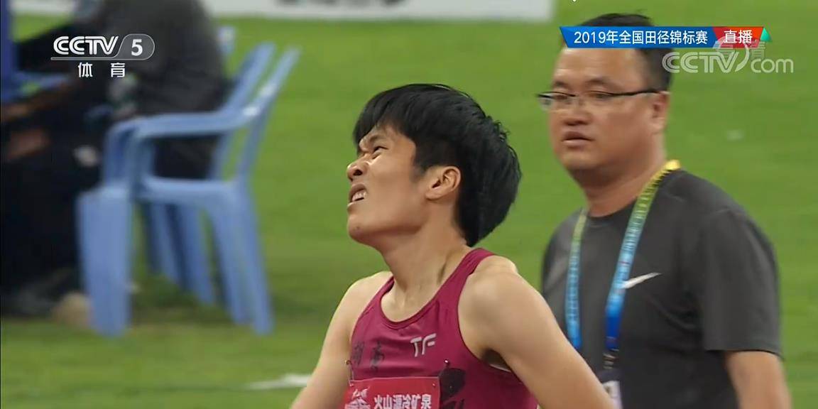 包含双胞胎足球运动员被爆性别认同问题，受到质疑的词条