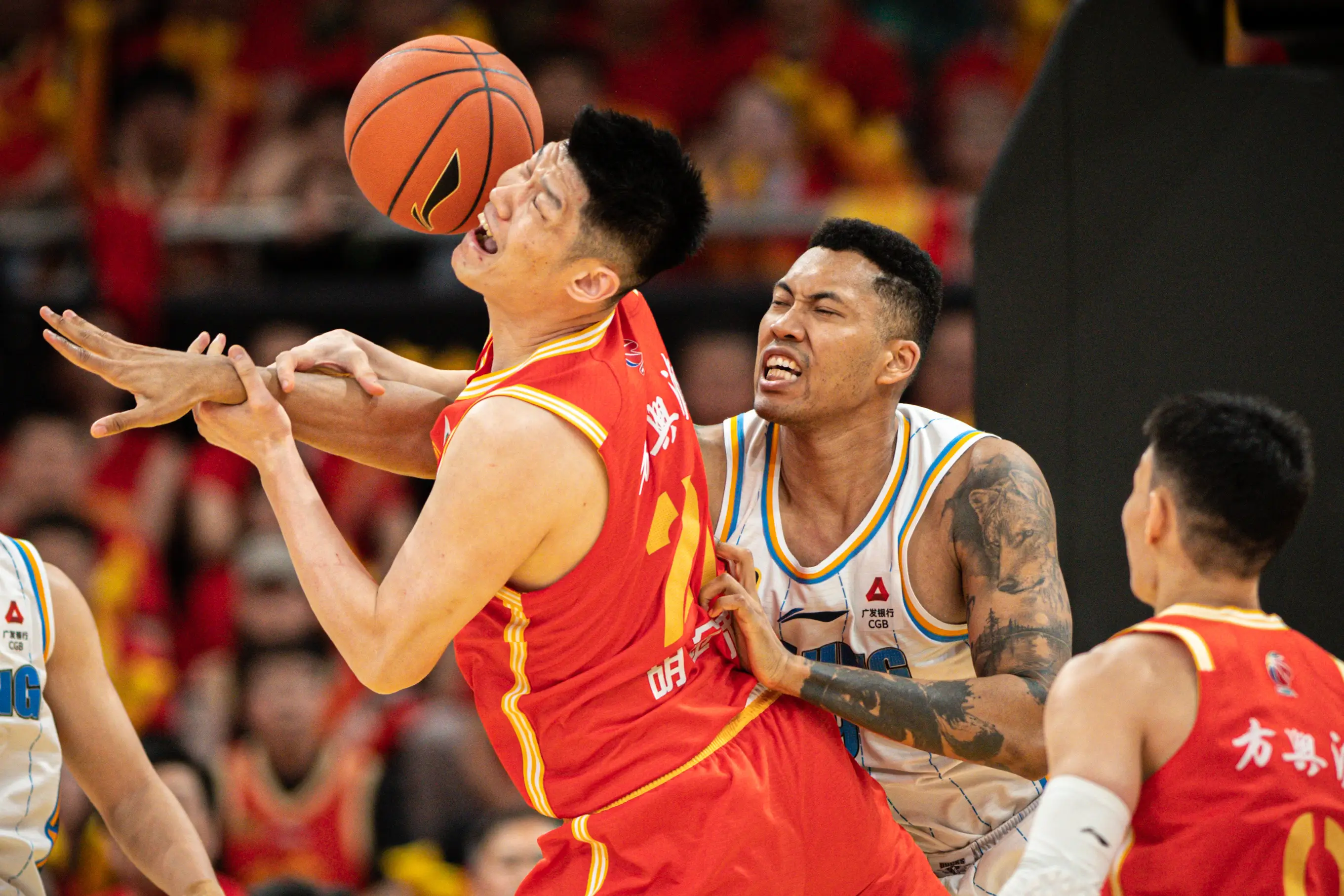 篮球队以大比分击败对手取得胜利