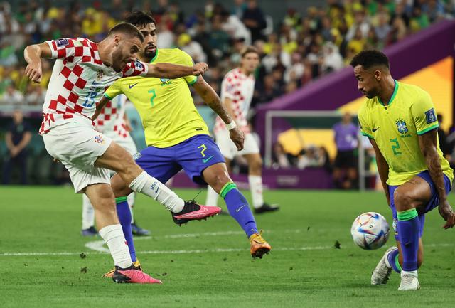 足球赛事镜头前呈现激情四溅