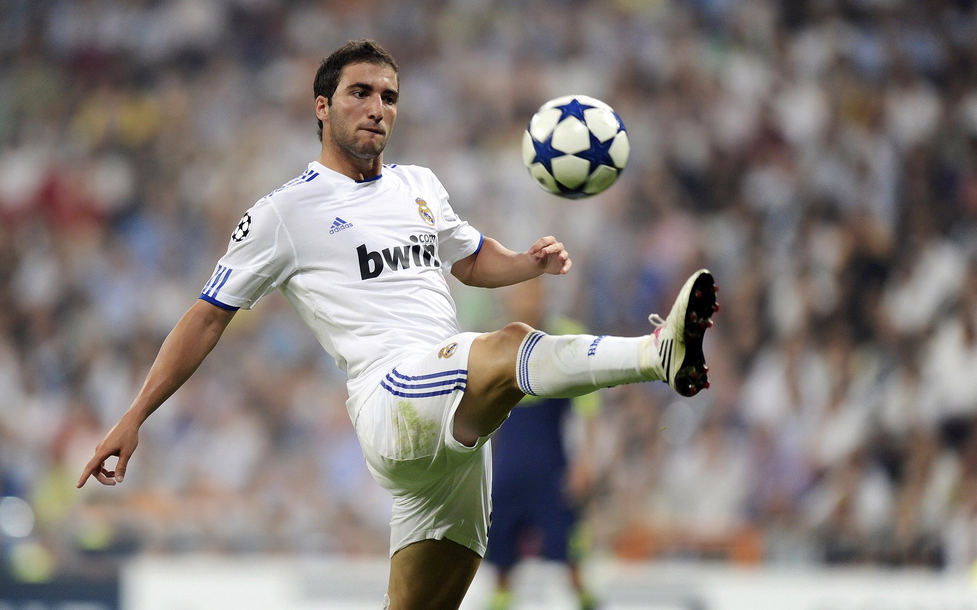 黄喜灿东决封神！洪都拉斯巅峰对决见证多特蒙德新王诞生