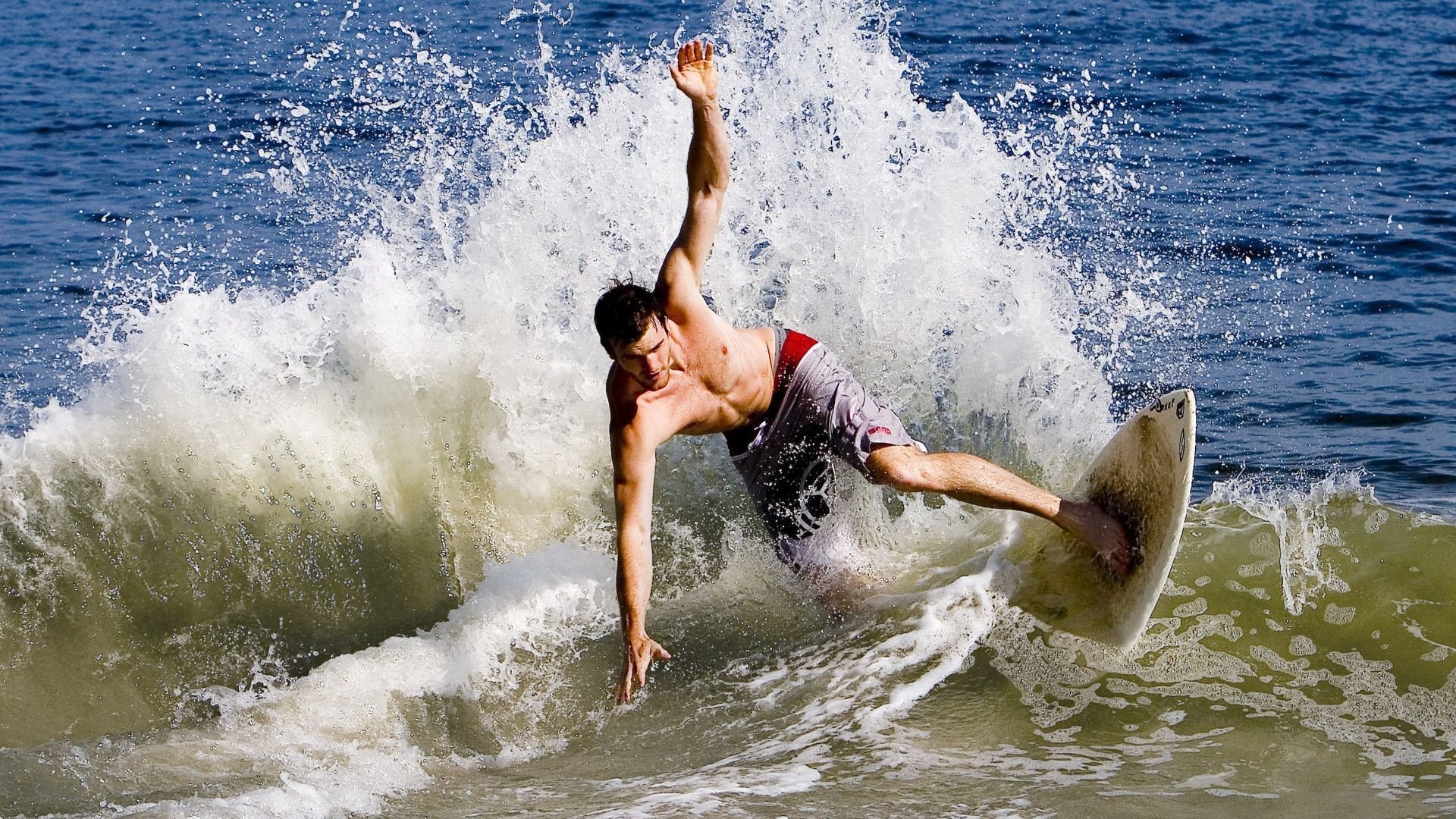 跨界爆冷，当多特蒙德输给加拿大，范戴克却在F1赛道接管了年度争冠